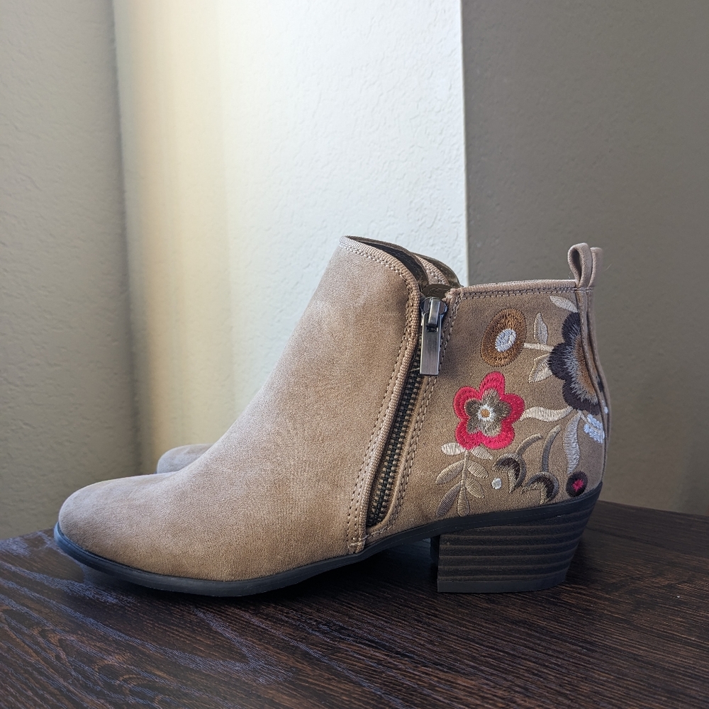 GNW Hayley Brown Tan Embroidered Floral Side Zip Ankle Boot Booties
